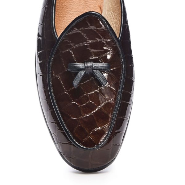 9069.2MID_BrnCroc_Blk_0793_V2 Brown patent moccasin with bow