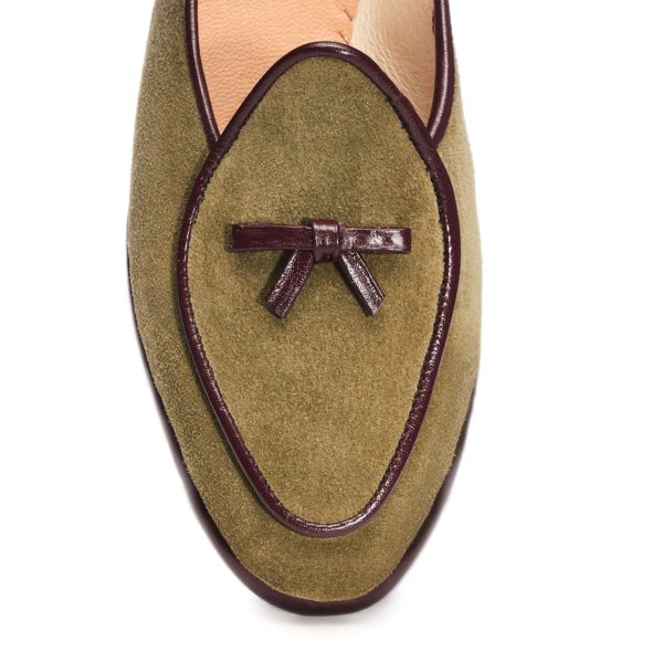 9111.2MID_OlvGrnSud_Bgy_3462 Olive suede loafer with bow
